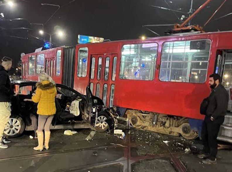 Auto udario u tramvaj u Beogradu