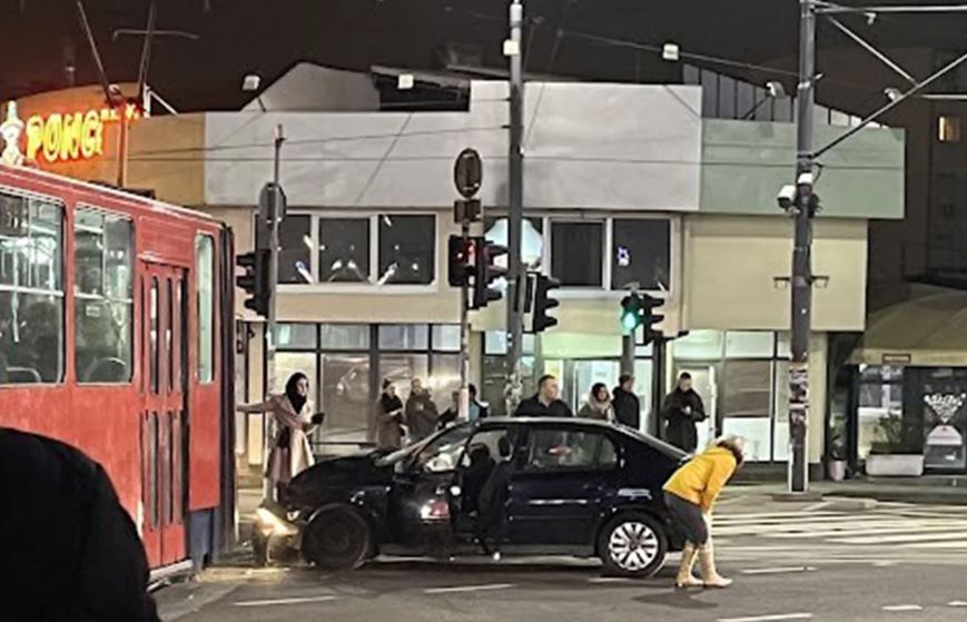 Auto udario u tramvaj u Beogradu