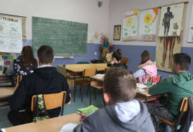 RASTE BROJ NASTAVNIKA Svake školske godine u Srpskoj sve manji broj učenika u klupama