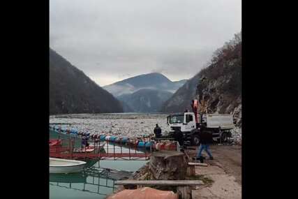 (VIDEO) Plutajuća deponija kod Višegrada: Ovako se izvlači gomila otpada iz Drinskog jezera
