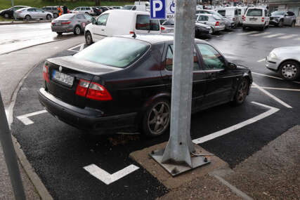 (FOTO) Privatan parking, ali za koga: Tik uz banderu napravljeno mjesto za osobe sa invaliditetom, bezbjednost upitna