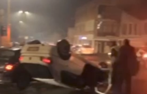 (VIDEO) Sudar dva vozila u Jelahu: "Pežo" završio na krovu