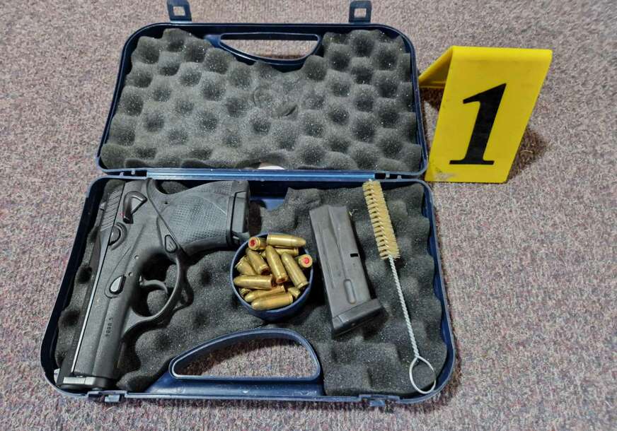pištolj i meci u koferu