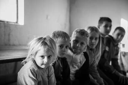 (FOTO) "Tu se i kupamo i jedemo" Teška životna priča Stanka, Dragane i njihovo 7 djece slama srca, pomozimo i upalimo plamen nade u domu porodice Radivojević iz Doboja