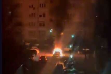 (VIDEO) Čula se jaka eksplozija: Izgorjela dva automobila u Sarajevu
