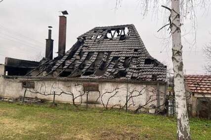 (FOTO) JEZIVI POŽAR Sedmočlana porodica ostala bez krova nad glavom, vatra progutala čitavu kuću