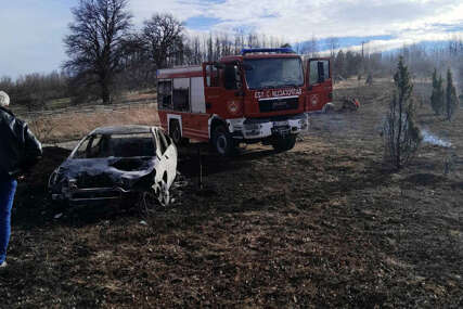 Požar u Milićima: Izgorjela 2 automobila, vatrogasci spriječili veću štetu