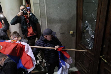 (VIDEO, FOTO) "Branićemo izbornu volju do kraja" Protesti ispred RIK, opozicija razbila vrata pokušavajući da upadne u Skupštinu grada Beograda