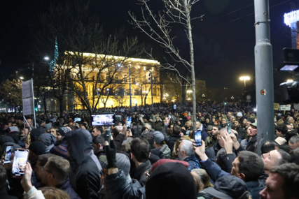 (FOTO) Miki Aleksić i Marinika Tepić najavili štrajk glađu: Protest "Srbije protiv nasilja" ispred RIK-a, izbilo koškanje ispred zaštitne ograde