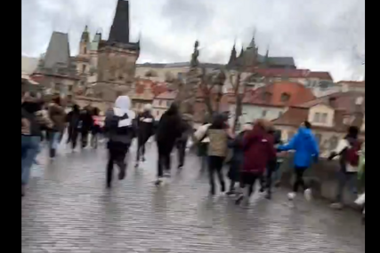 (VIDEO) PUCNJAVA NA UNIVERZITETU U centru Praga došlo je do potezanja oružja, ima mrtvih i ranjenih
