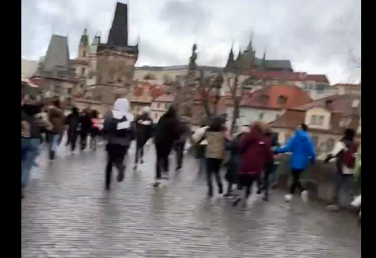 (VIDEO) PUCNJAVA NA UNIVERZITETU U centru Praga došlo je do potezanja oružja, ima mrtvih i ranjenih