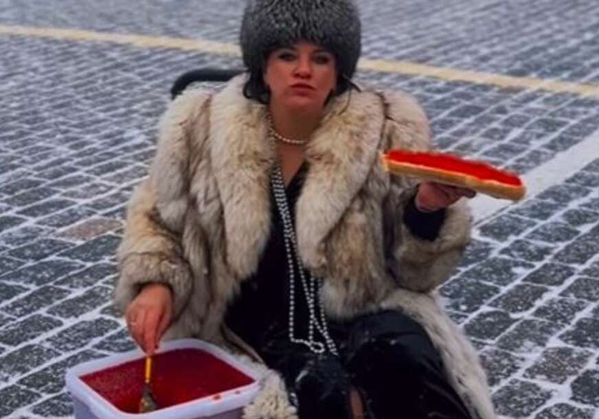 Ruskinja jede kavijar na Crvenom trgu