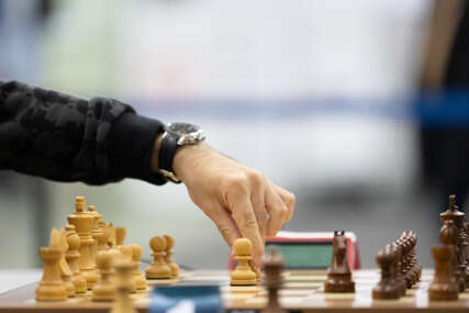 igrač povlači potez nad šahovskom tablom