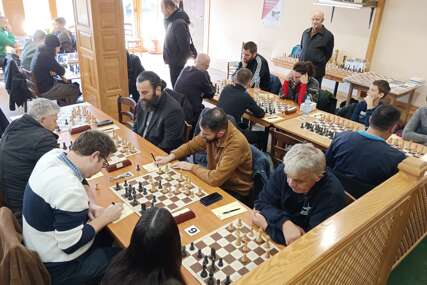 (FOTO) Sekstet prati Norvežanina: Tradicionalni “Bosnin” šahovski turnir ulazi u završnu fazu