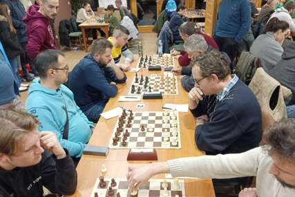 (FOTO) Favoriti na mukama: Drugi dan tradicionalnog "Bosninog" šahovskog turnira donio niz uzbudljivih partija