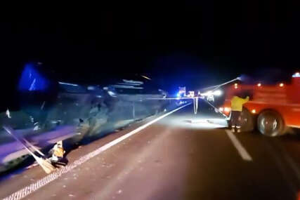 (VIDEO) Prvi snimak autobusa koji je SLETIO SA PUTA: Povrijeđeno 5 putnika, djevojci (20) se bore za život