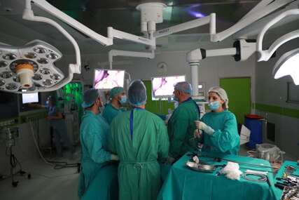 (FOTO) Pacijenti se tako brže oporavljaju: Ljekari UKC RS i Srbije u Banjaluci odstranili tumor želuca savremenom metodom
