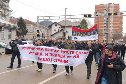 (FOTO) Hiljade Zvorničana na ulici: Protest zbog hapšenja oficira i vojnika VRS