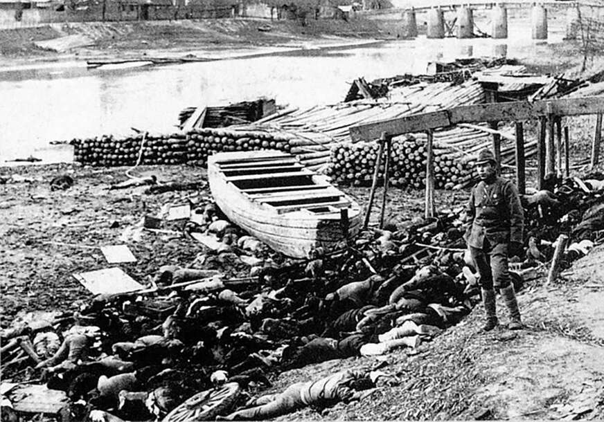 japanski vojnik stoji pored desetine ubijenih Kineza u Nankingu