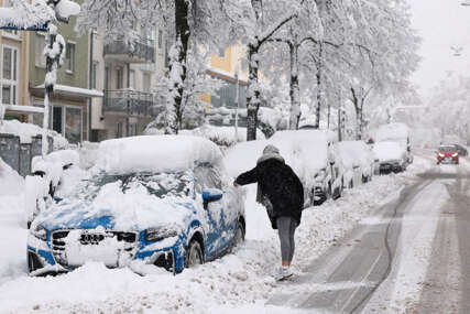 Snježni talas blokirao Njemačku: Više stradalih u saobraćajkama, privremeno je obustavljen i avio-saobraćaj