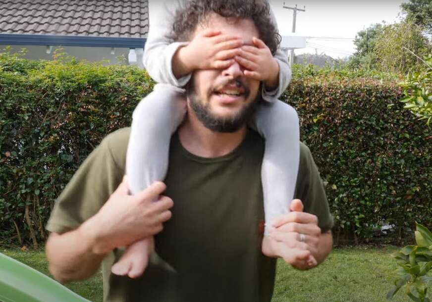 Tata drži dijete na ramenima