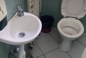 (VIDEO) NEPRIJATNO SVIMA Pacijenti Doma zdravlja u Istočnom Sarajevu, među kojima i trudnice, koriste toalet na kojem se NE MOGU ZAKLJUČATI VRATA