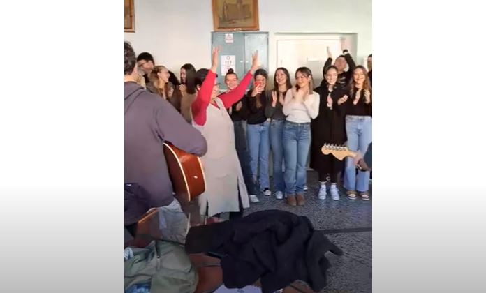 (VIDEO) SVAKA ČAST Pogledajte kako su gimnazijalci u Trebinju ispratili u penziju svoju Milenu