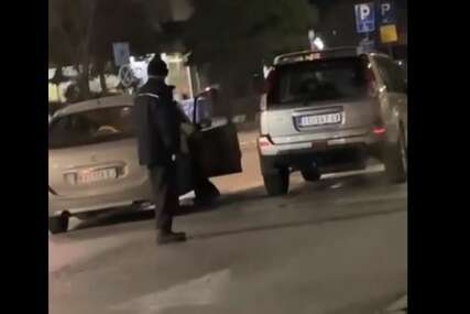 (VIDEO) Tuča ispred policijske stanice: Napadač krenuo palicom na vozač