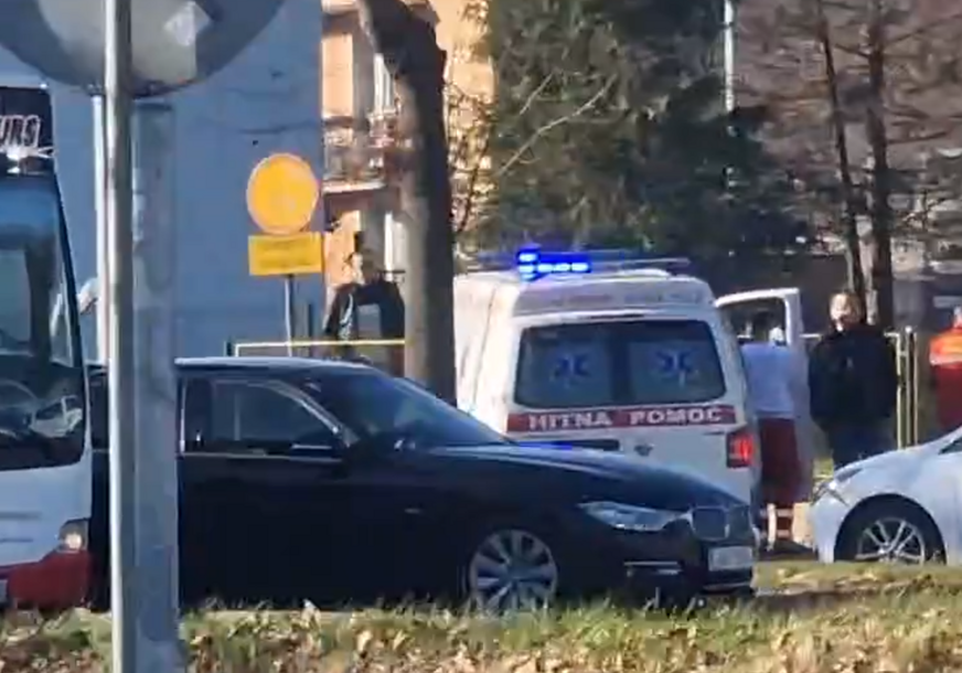 (VIDEO) Saobraćajna nesreća kod Lesnine u Banjaluci: U sudaru "forda" i "škode" povrijeđene 3 osobe