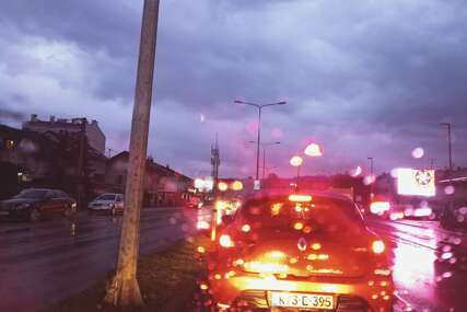 (FOTO) SVIJETLI PO DANU, ALI NE I U POLUMRAKU Banjaluka rano ostaje bez ulične rasvjete, vidljivost u saobraćaju katastrofalna