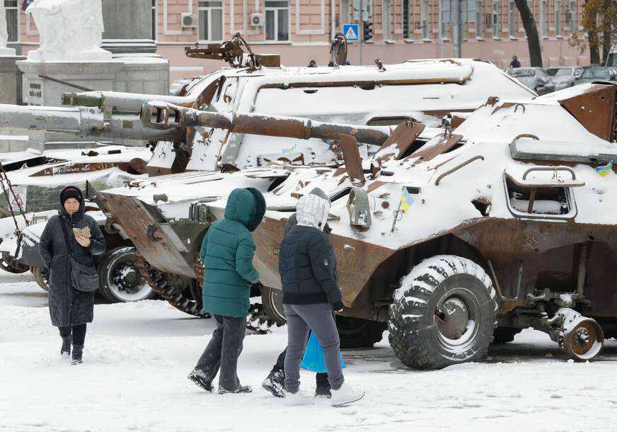 Djeca gledaju tenk u Kijevu