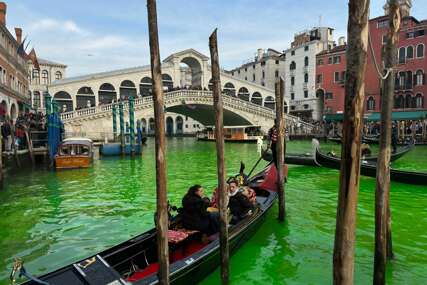 POSLALI JASNU PORUKU Aktivisti obojili vodu u zeleno u kanalu u Veneciji