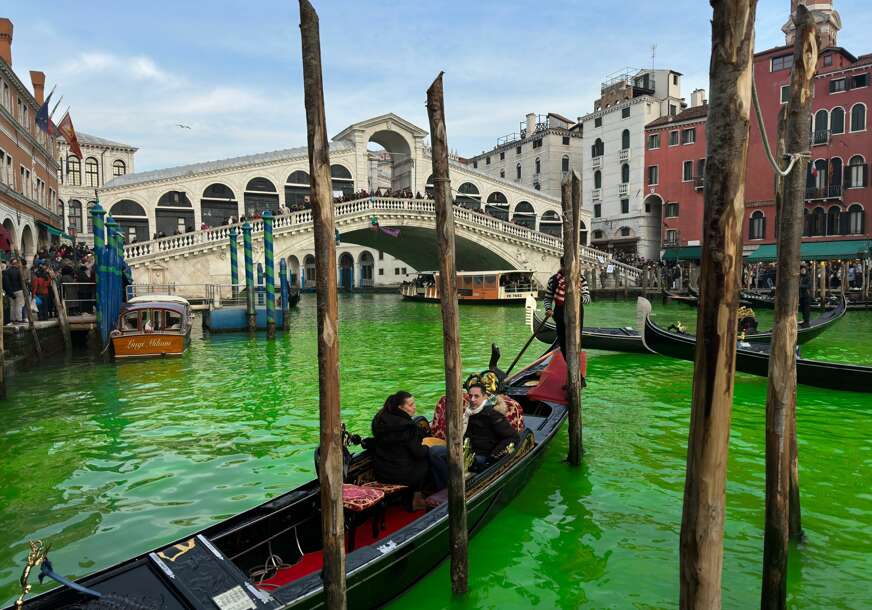 Voda u Veneciji obojena u zeleno