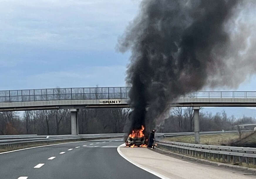 zapaljeno auto na auto-putu