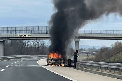 zapaljeno auto na auto-putu
