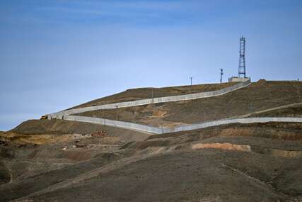 (FOTO) Nastavljaju se radovi na izgradnji osmatračnice: Završeno 170 kilometara sigurnosnog zida na granici Turske i Irana
