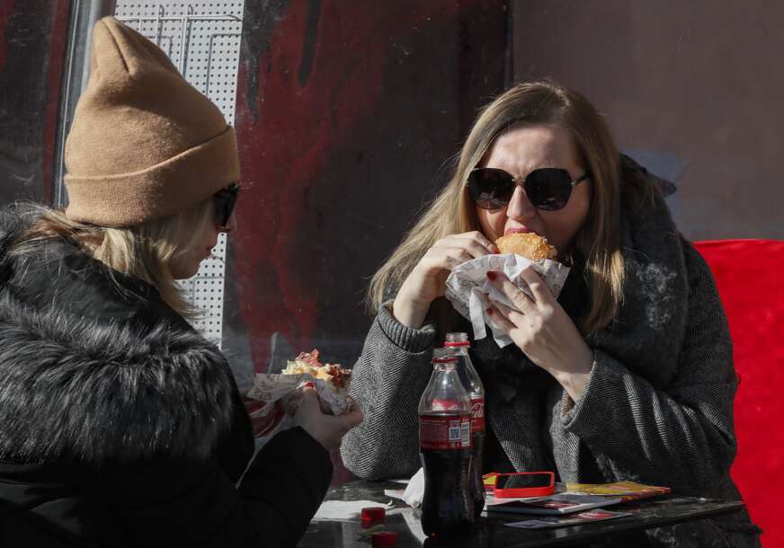 (FOTO) Da li je dosada ili stres: Pet razloga zašto ste uvijek gladni i nakon obroka