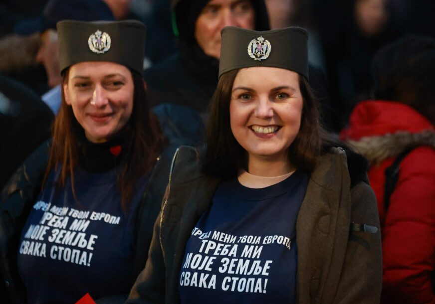 dvije djevojke na proslavi Dana Republike Srpske
