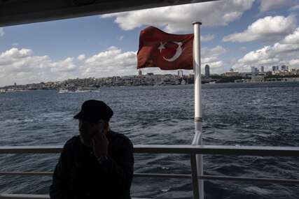 "Nema prolaska dok traje rat" Turska blokirala prolaz britanskim brodovima koji su bili namijenjeni za pomoć Ukrajini