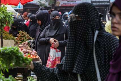 Žene sa hidžabom na pijaci