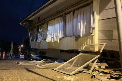 (VIDEO) Prvi snimci užasnog zemljotresa u Japanu: Ljuljaju se automobili i krovovi, prodavnice uništene