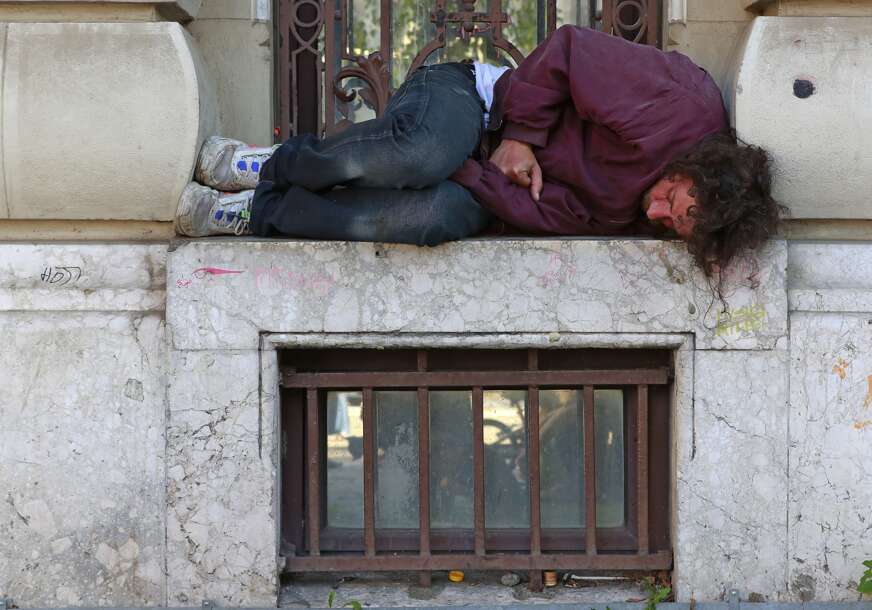 beskućnik na ulici spava