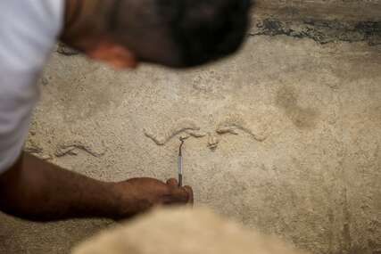 (FOTO) Arheološko otkriće u Bugarskoj: Pronađena amajlija sa najstarijim ćiriličnim natpisom