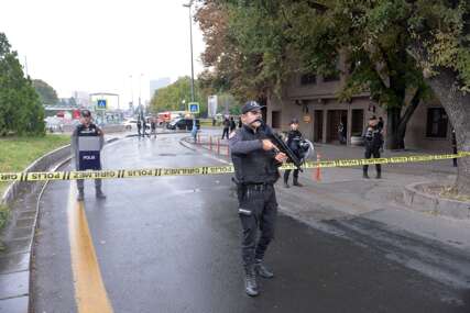 IMA RANJENIH Muškarac i žena otvorili vatru na policijski punkt u Istanbulu