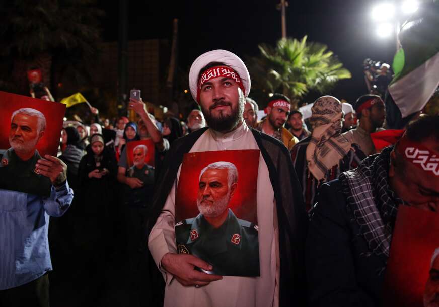 Ljudi nose sliku Kasema Sulejmanija