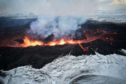 Lava će za nekoliko sati stići do Grindavika: Erupcija vulkana prijeti da PROGUTA GRAD na Islandu