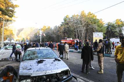 (VIDEO) Privedena dvojica bombaša samoubica i 9 osoba: Masovno hapšenje u Iranu zbog umiješanosti u eksplozijama u kojima je UBIJENO SKORO 100 LJUDI
