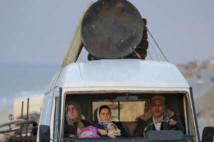 "Živimo kao psi" Palestinci se okupljaju na jugu Gaze u potrazi za vodom i hranom