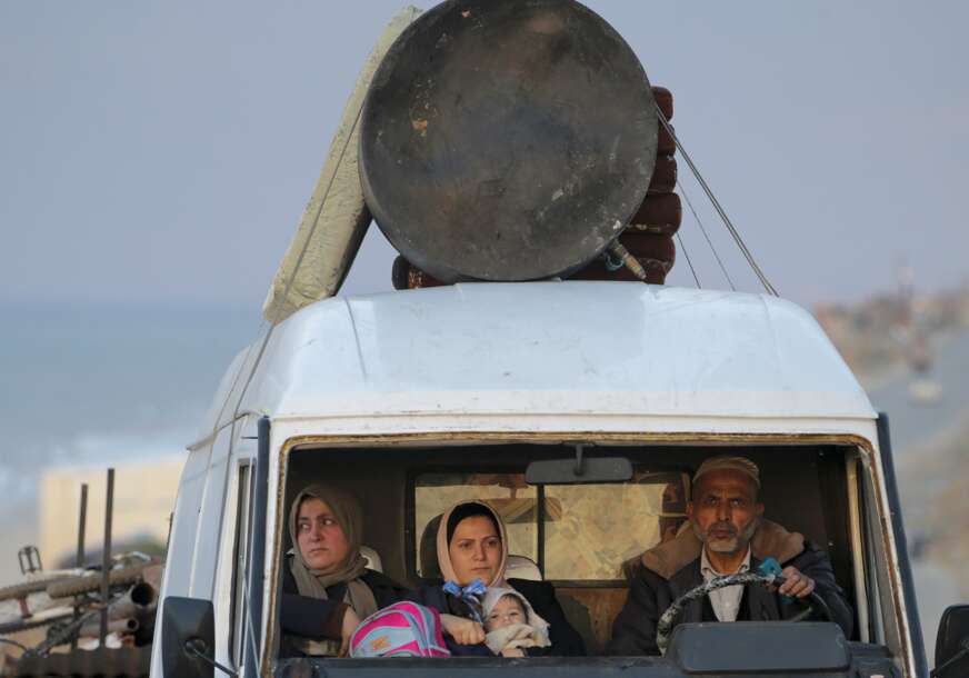 "Živimo kao psi" Palestinci se okupljaju na jugu Gaze u potrazi za vodom i hranom