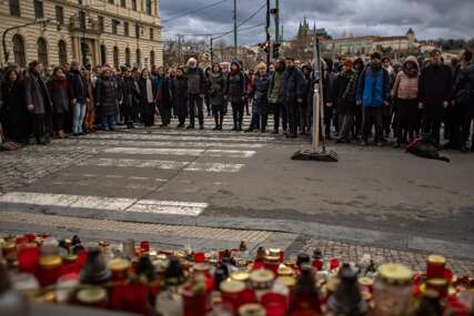 (FOTO) Više od 1.000 ljudi odalo počast stradalima: Mjesec dana od nezapamćenog masovnog ubistva na univerzitetu u Pragu